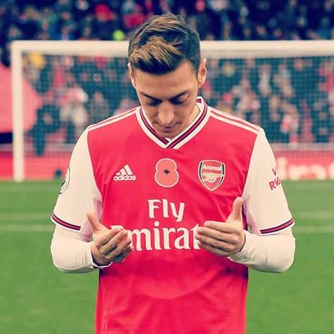 Ozil prays for "victimized" Chinese Muslim minority